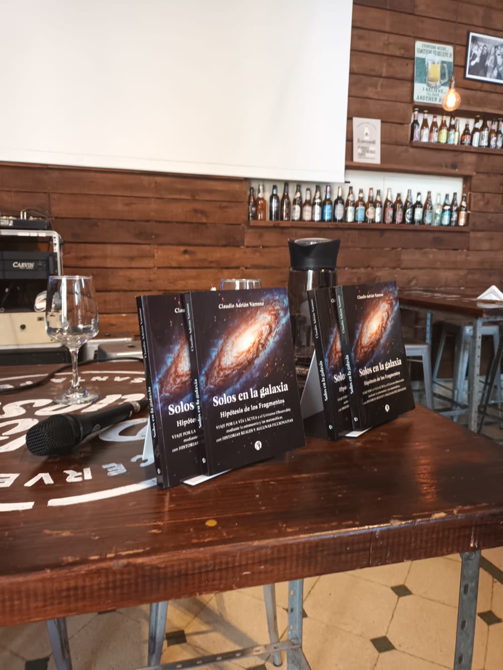 Claudio Adrián Varrone presentando Solos en la galaxia