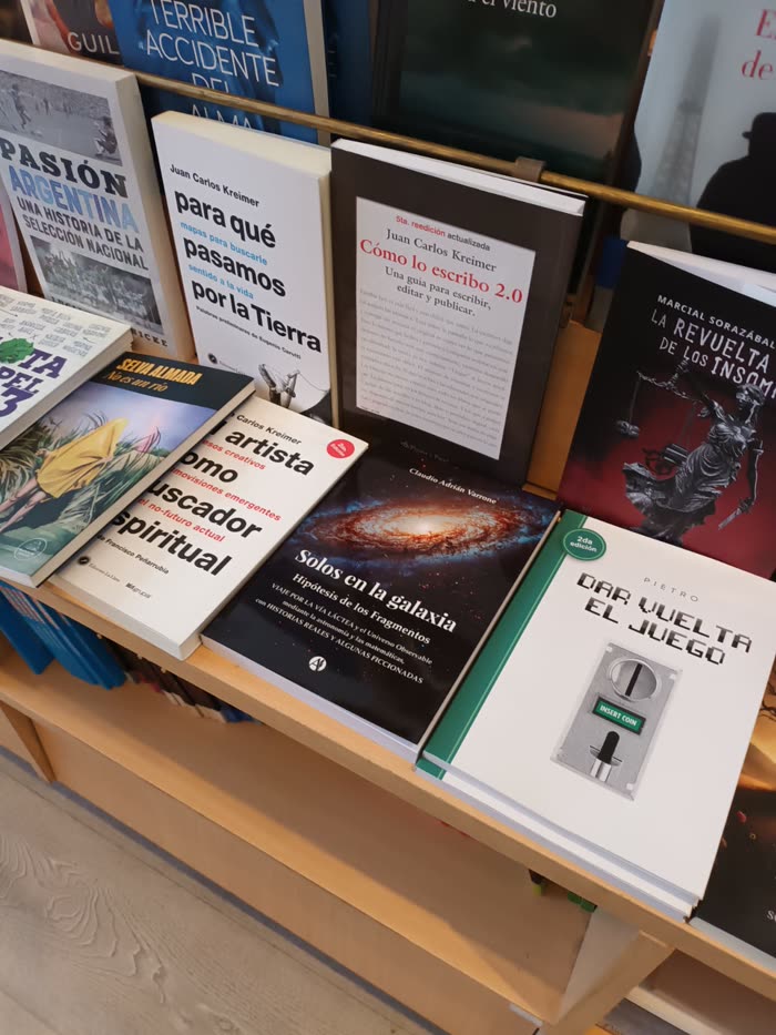 Solos en la galaxia en una librería