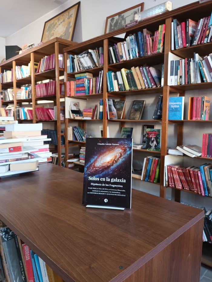 Solos en la galaxia exhibido en una librería