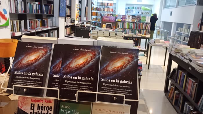 Solos en la galaxia en góndola de librería