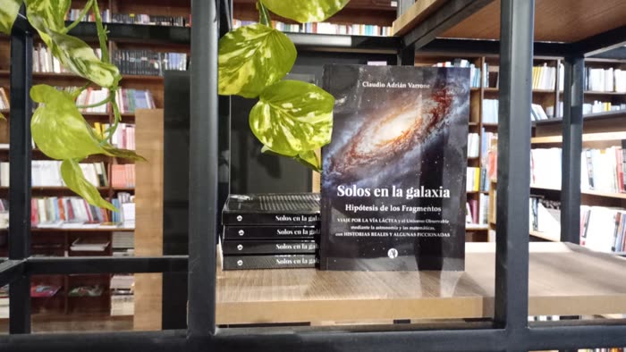 Solos en la galaxia en vidriera de librería